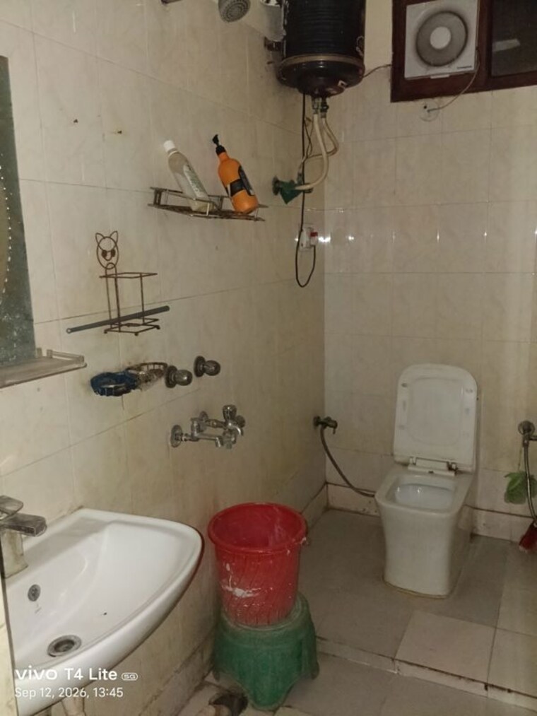 Bathroom, panchsheel vihar 2 Bedroom 80 Sq.Yd. Builder Floor In Panchsheel Vihar Delhi 10672872