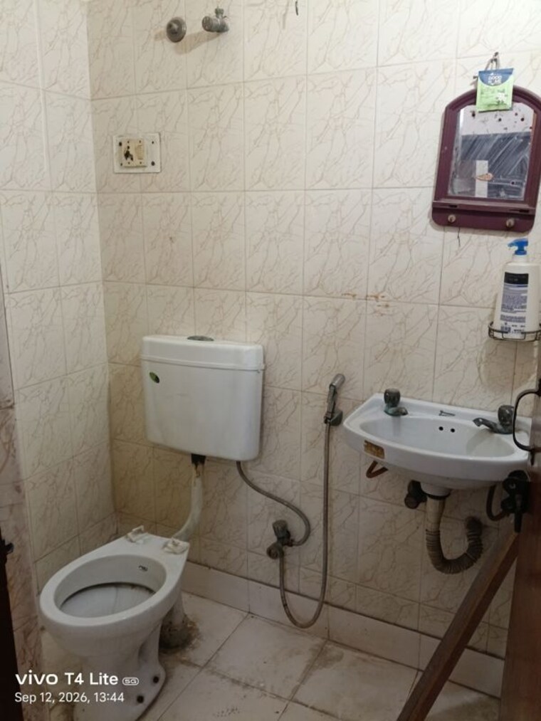 Bathroom, panchsheel vihar 2 Bedroom 80 Sq.Yd. Builder Floor In Panchsheel Vihar Delhi 10672872