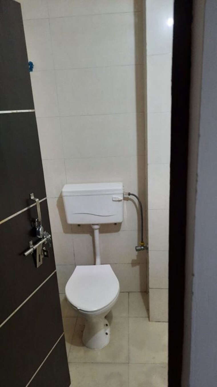 Bathroom, panchsheel vihar 1 Bedroom 50 Sq.Yd. Builder Floor In Panchsheel Vihar Delhi 10672873
