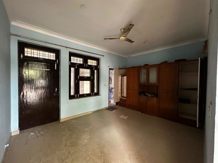 Room, new industrial township 1 3 Bedroom 1500 Sq.Ft. Builder Floor In New Industrial Township 1 Faridabad 10672878