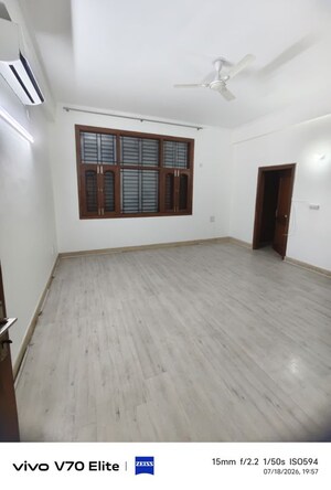 Room in 5 BHK Villa at Sector 50 – for Rent