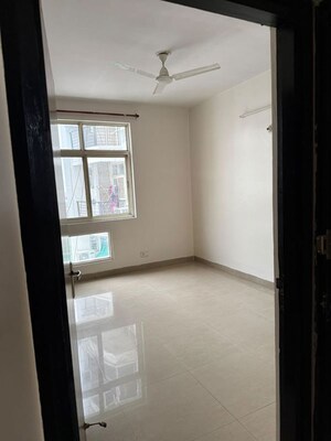 Room in 3 BHK Apartment at Eldeco Elegante, Vibhuti Khand – for Rent