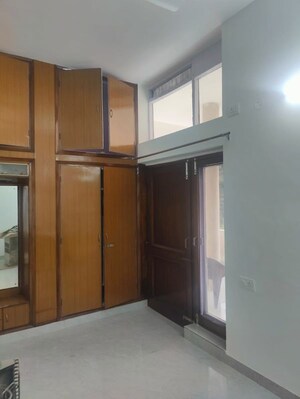 Room in 3 BHK Builder Floor at Sector 34 – for Rent
