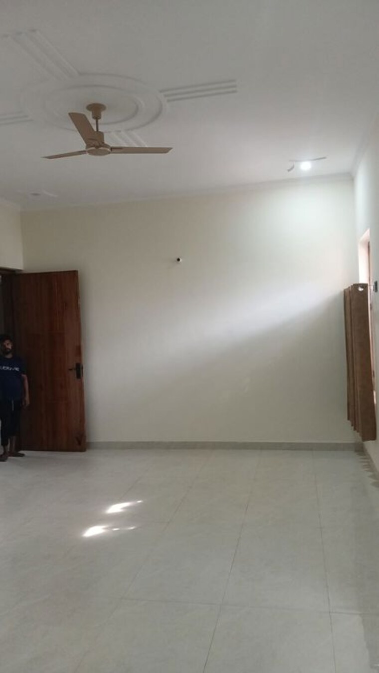 Room, sector 46 3.5 Bedroom 300 Sq.Mt. Villa In Sector 46 Noida 10672929