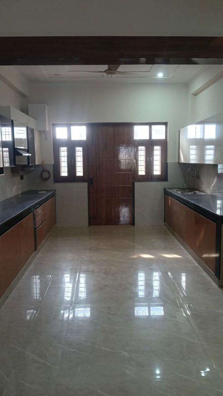Kitchen, sector 46 3.5 Bedroom 300 Sq.Mt. Villa In Sector 46 Noida 10672929