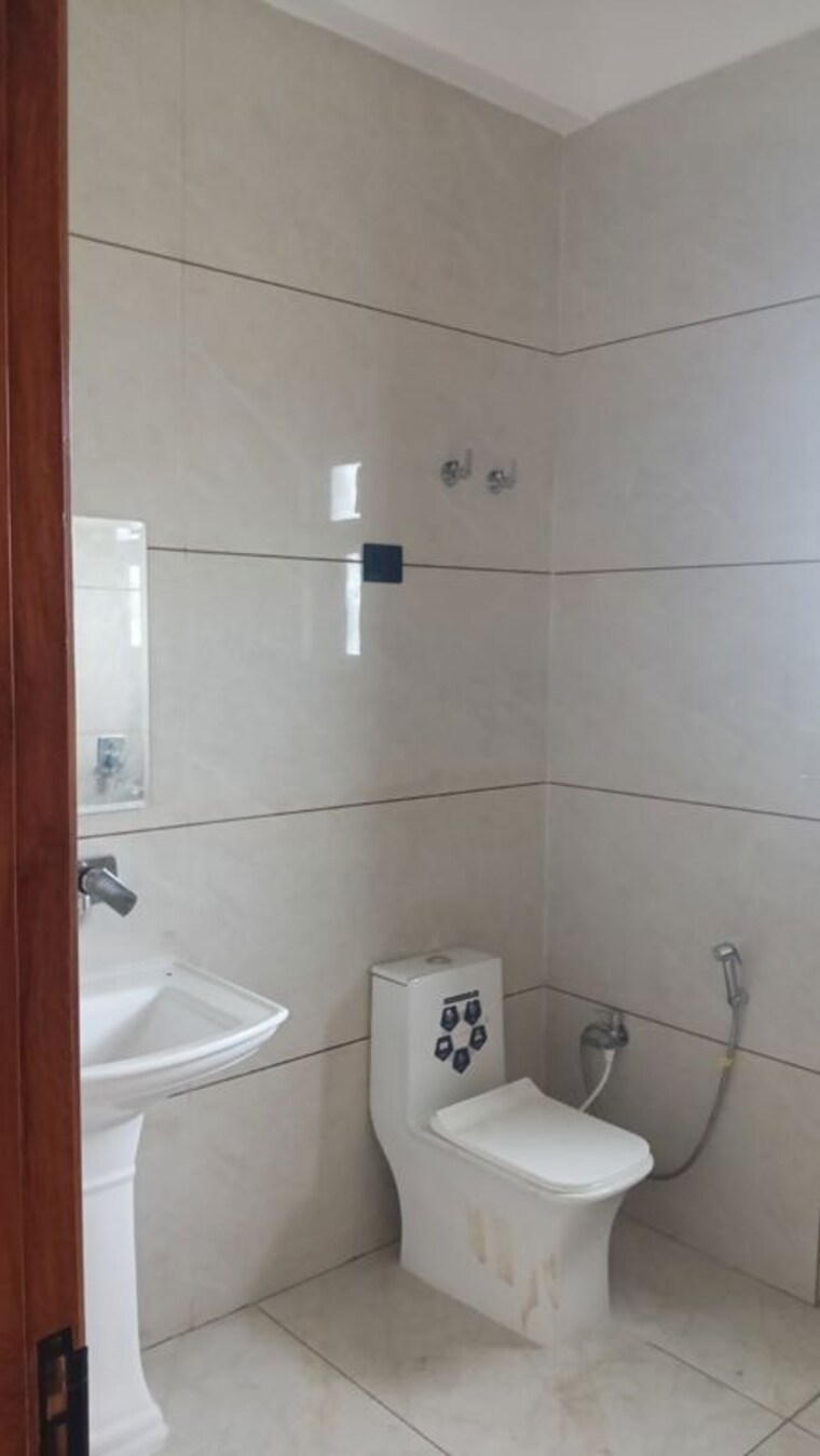 Bathroom, sector 46 3.5 Bedroom 300 Sq.Mt. Villa In Sector 46 Noida 10672929