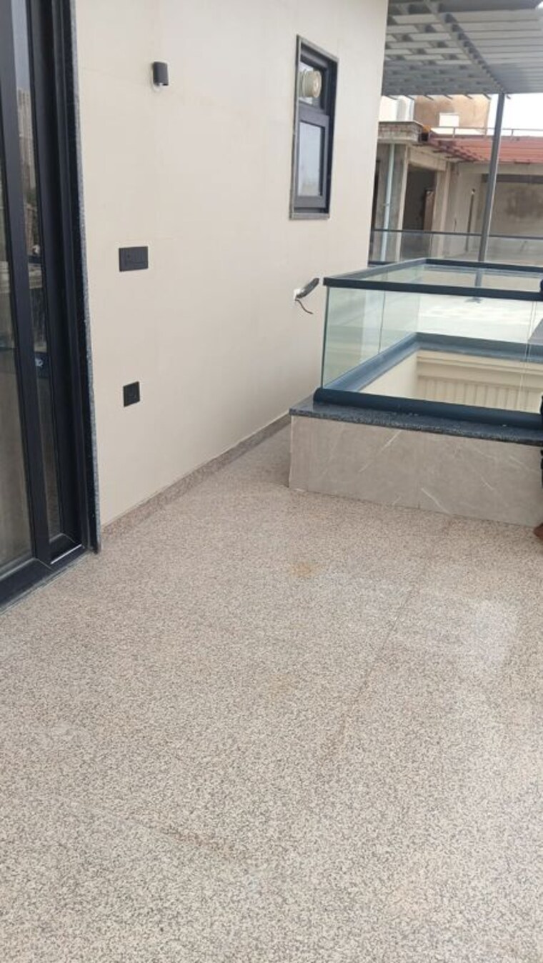 Balcony, sector 46 3.5 Bedroom 300 Sq.Mt. Villa In Sector 46 Noida 10672929