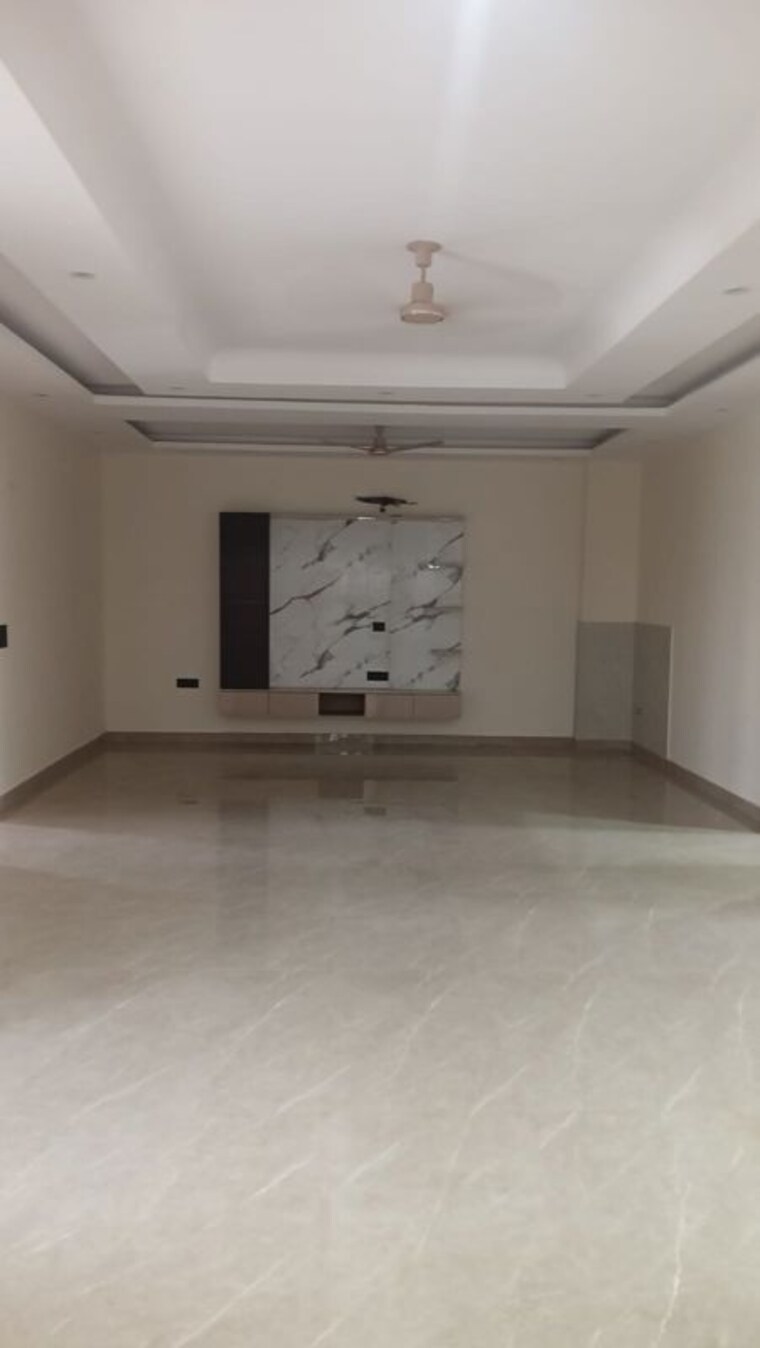 Room, sector 46 3.5 Bedroom 300 Sq.Mt. Villa In Sector 46 Noida 10672929