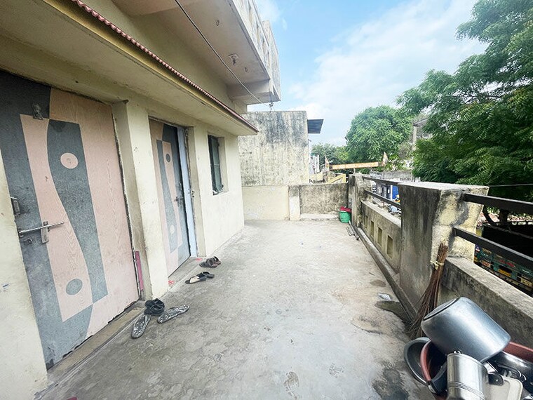  Parking, motera 6 Bedroom 200 Sq.Yd. Independent House In Motera Ahmedabad 10673028