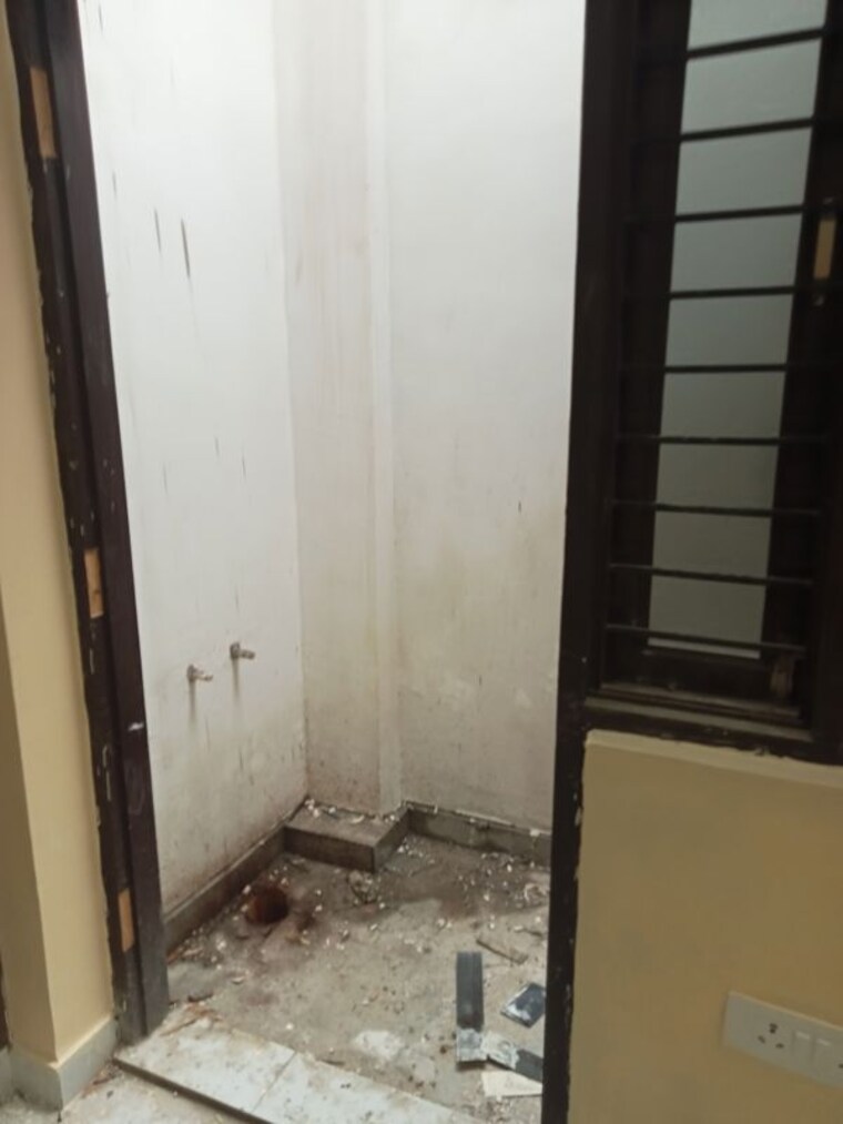 Bathroom, kamta 5 Bedroom 1250 Sq.Ft. Villa In Kamta Lucknow 10673144