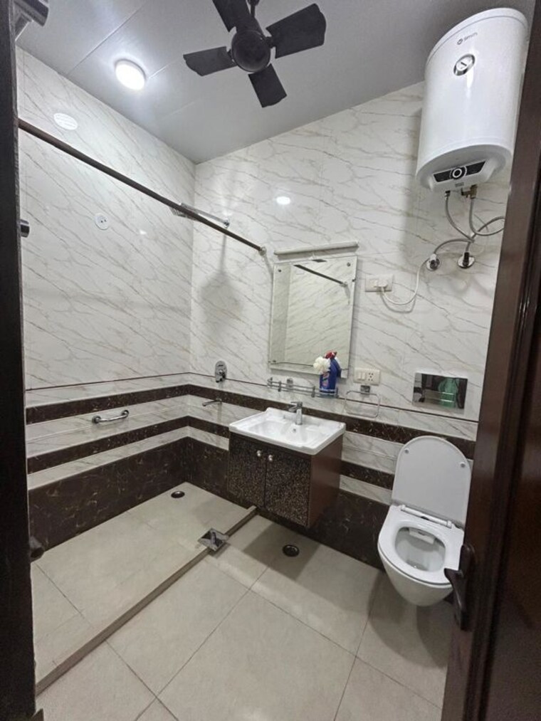 Bathroom, east of kailash 3 Bedroom 1800 Sq.Ft. Builder Floor In East Of Kailash Delhi 10673156