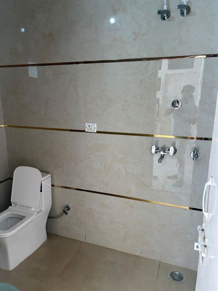 Bathroom, sector 22 3 Bedroom 1550 Sq.Ft. Builder Floor In Sector 22 Gurgaon 10673227