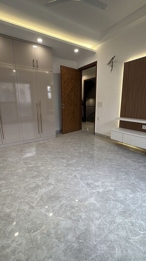 Room in 4 BHK Builder Floor at Palam Vihar – for Rent