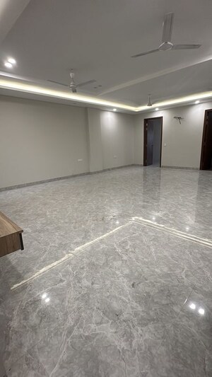 Room in 4 BHK Builder Floor at Palam Vihar – for Rent