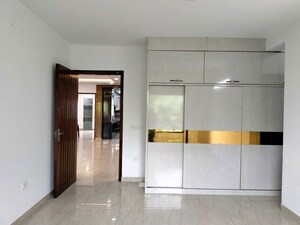 Room in 3 BHK Builder Floor at Sector 21 – for Rent