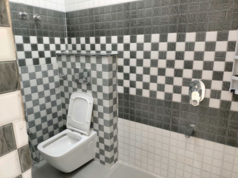 Bathroom, sector 21 3 Bedroom 1550 Sq.Ft. Builder Floor In Sector 21 Gurgaon 10673265
