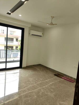 Room in 3 BHK Builder Floor at Sector 21 – for Rent