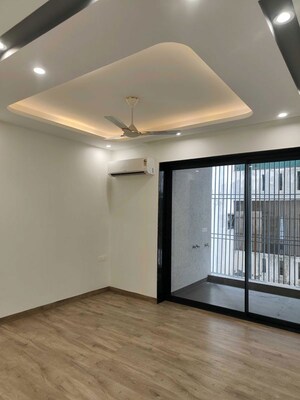 Room in 3 BHK Builder Floor at Sector 21 – for Rent