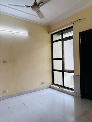 Room in 3 BHK Builder Floor at Sector 21 – for Rent