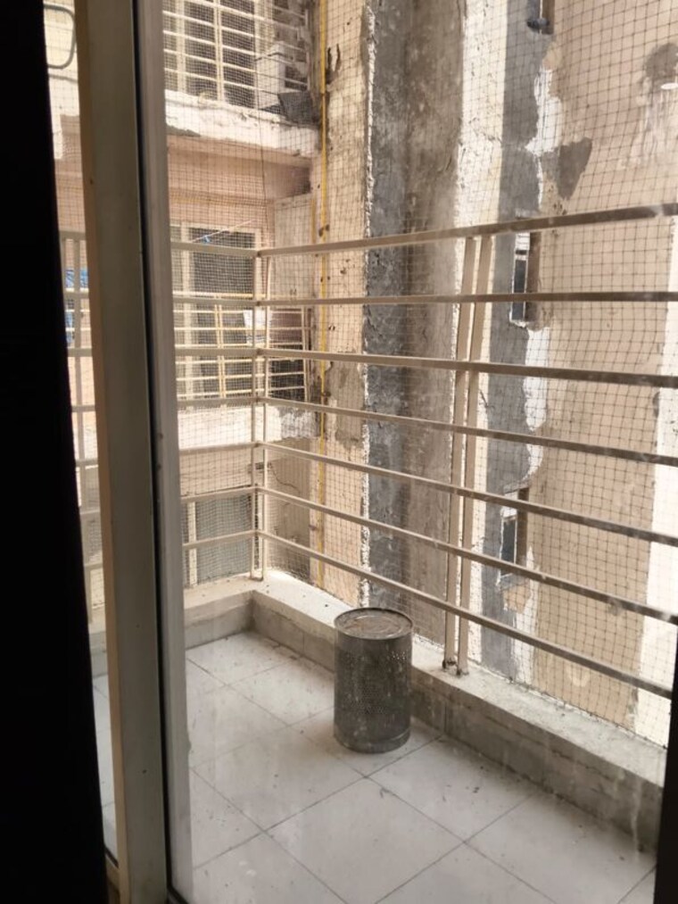 Balcony, paras-tierea 2 Bedroom 825 Sq.Ft. Apartment In Sector 137 Noida 10673417