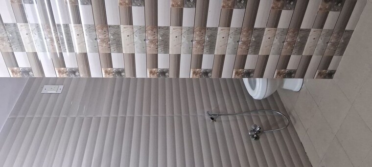 Bathroom, sarita vihar 3 Bedroom 2500 Sq.Ft. Apartment In Sarita Vihar Delhi 10673464