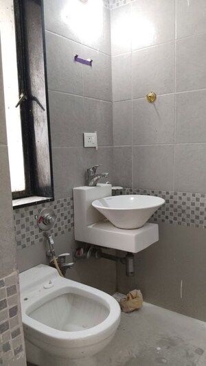 Bathroom in 3 BHK Apartment at Ashish Swapnalok Towers, Goregaon East – for Rent