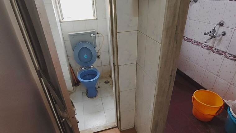 Bathroom, vile-parle-mahaveer 1 Bedroom 450 Sq.Ft. Apartment In Vile Parle West Mumbai 10673512