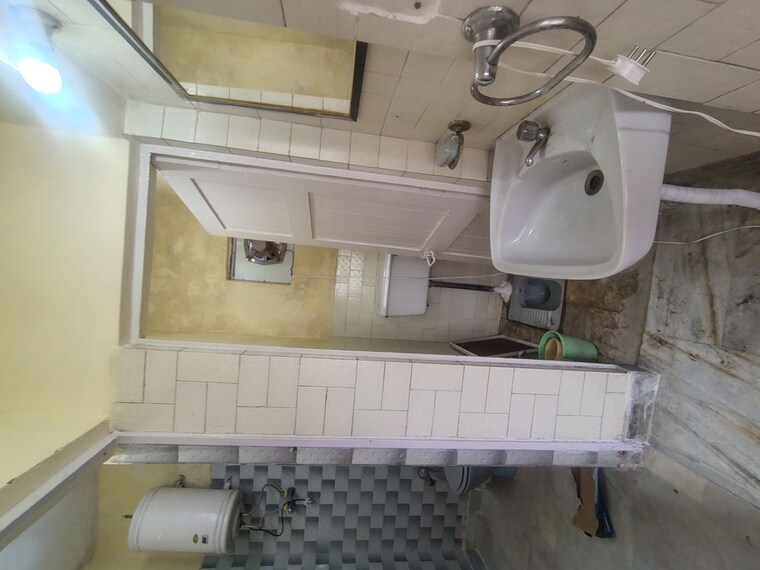 Bathroom, sheikh sarai 2.5 Bedroom 1200 Sq.Ft. Builder Floor In Sheikh Sarai Delhi 10673514