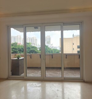 Room in 3.5 BHK Apartment at Emaar The Palm Springs, Sector 54 – for Rent