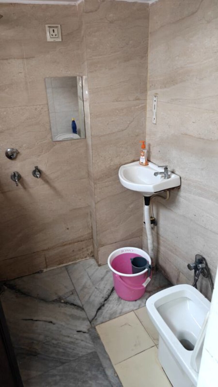 Bathroom, state bank colony 1 Bedroom 450 Sq.Ft. Builder Floor In State Bank Colony Delhi 10673540