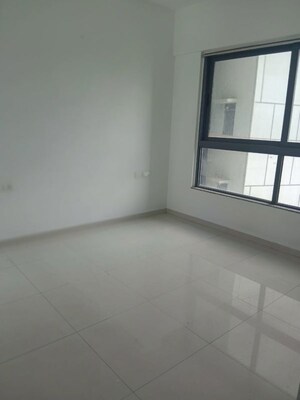 Room in 3 BHK Apartment at Kalpataru Immensa, Kolshet Road – for Rent