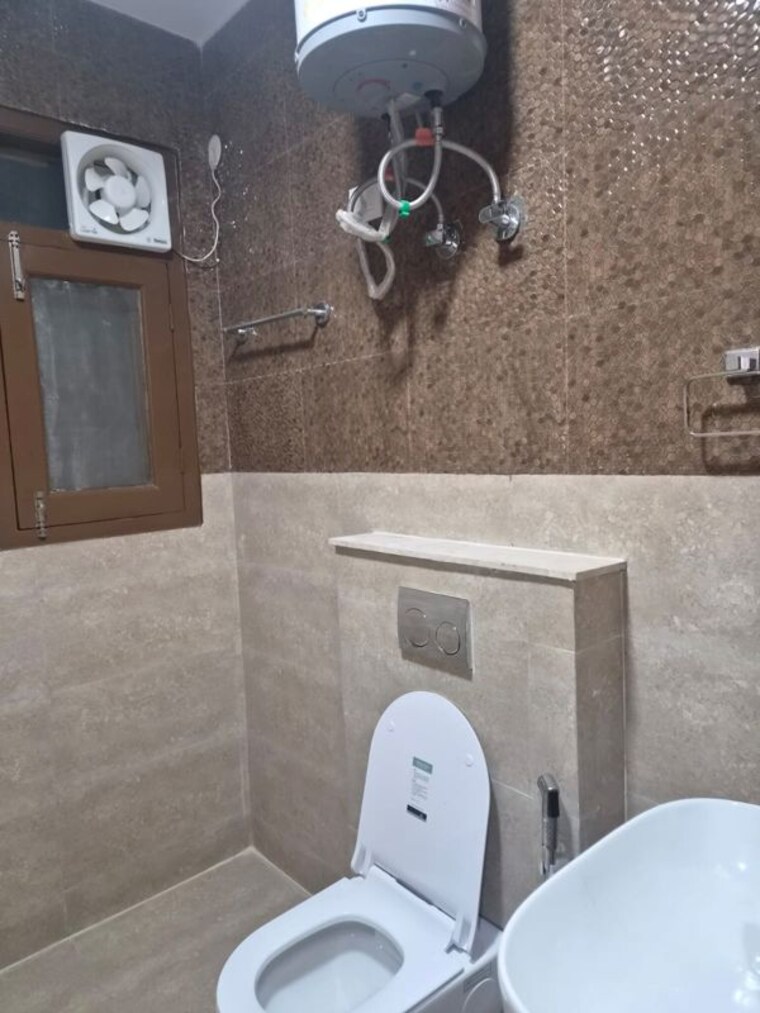 Bathroom, sushant lok i 3 Bedroom 215 Sq.Yd. Builder Floor In Sushant Lok I Gurgaon 10673714