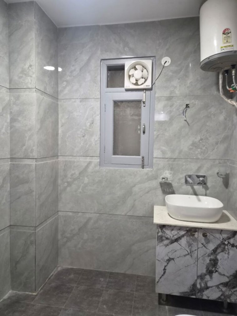 Bathroom, sushant lok i 3 Bedroom 215 Sq.Yd. Builder Floor In Sushant Lok I Gurgaon 10673714