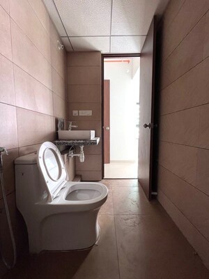 Bathroom in 3.5 BHK Apartment at Kalpataru Immensa, Kolshet Road – for Rent