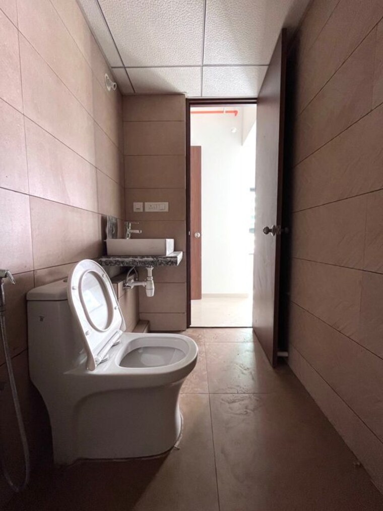 Bathroom, kalpataru-immensa 3.5 Bedroom 1600 Sq.Ft. Apartment In Kolshet Road Thane 10673737