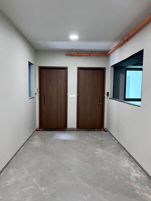 Room in 3.5 BHK Apartment at Kalpataru Immensa, Kolshet Road – for Rent