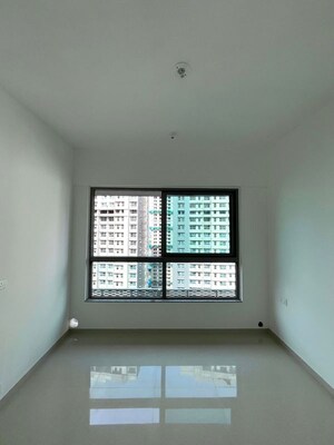 Room in 3.5 BHK Apartment at Kalpataru Immensa, Kolshet Road – for Rent