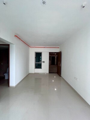 Room in 3.5 BHK Apartment at Kalpataru Immensa, Kolshet Road – for Rent