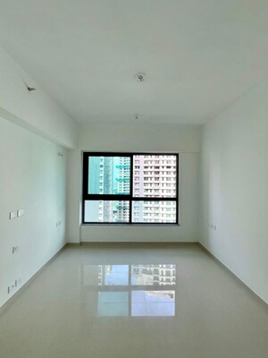 Room in 3.5 BHK Apartment at Kalpataru Immensa, Kolshet Road – for Rent