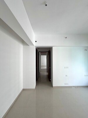 Room in 3.5 BHK Apartment at Kalpataru Immensa, Kolshet Road – for Rent