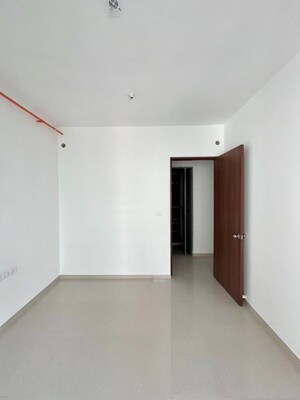 Room in 3.5 BHK Apartment at Kalpataru Immensa, Kolshet Road – for Rent