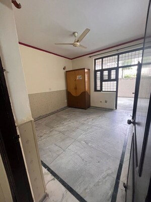 Room in 4 BHK Builder Floor at Sector 21 – for Rent