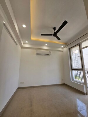 Room in 3.5 BHK Apartment at Emaar Emerald Floors Premier, Sector 65 – for Rent