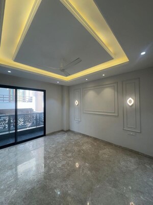 Room in 4 BHK Apartment at Ansal API Versalia, Sector 67a – for Rent