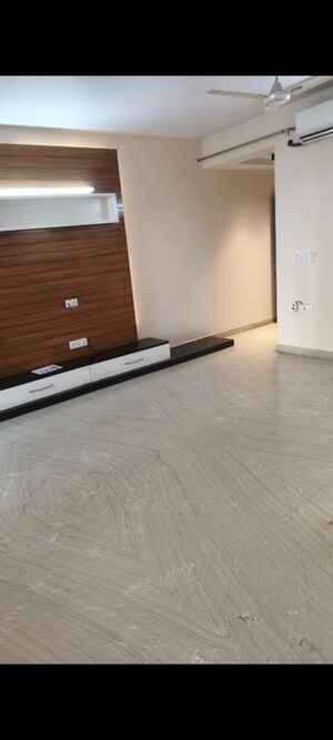 Room in 4 BHK Apartment at H R Buildcon Elite Homz, Sector 77 – for Rent