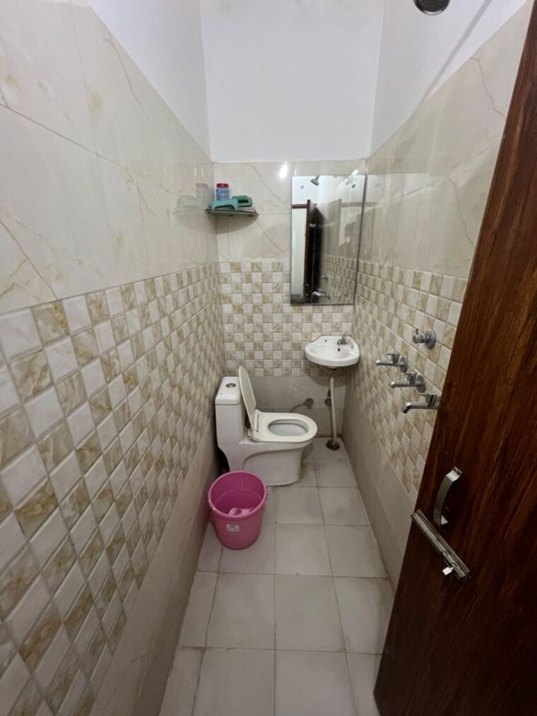 Bathroom, kharar mohali road 2 Bedroom 1300 Sq.Ft. Apartment In Kharar Mohali Road Kharar 10673885