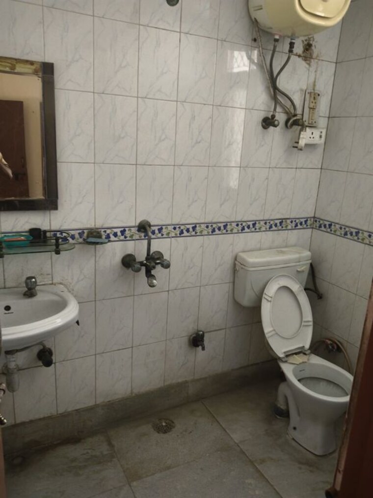 Bathroom, royal-towers-noida 2 Bedroom 1090 Sq.Ft. Apartment In Sector 61 Noida 10673967