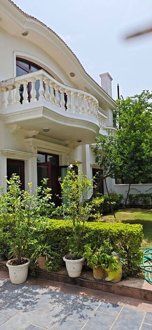 5 BHK Villa – Exterior View View at Eros Rosewood City, Sector 49 - for Rent