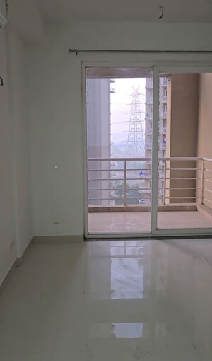 Room in 3 BHK Apartment at Capital Residency 360, Sector 70a – for Rent