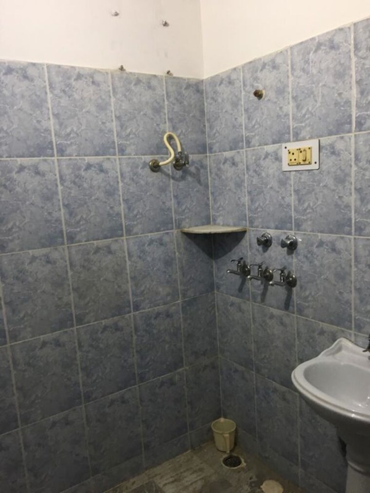 Bathroom, sector 49 3 Bedroom 1000 Sq.Ft. Builder Floor In Sector 49 Chandigarh 10674074